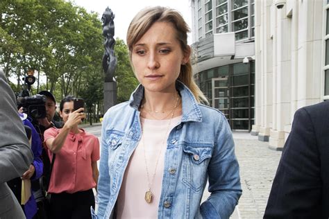 allison mack desnuda|La actriz Allison Mack sale de la cárcel tras cumplir su。